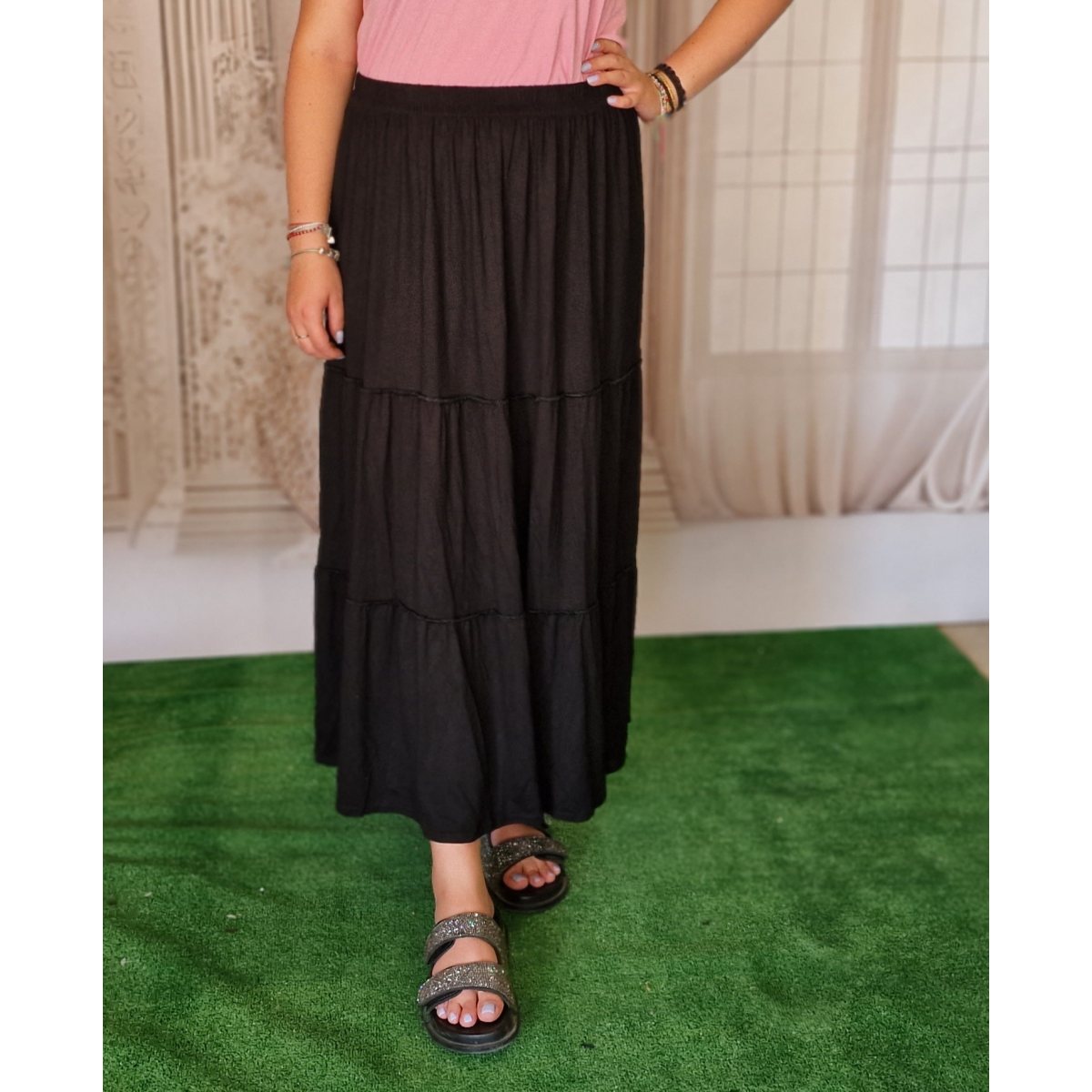 Fusta lunga cu elastic neagra si volane